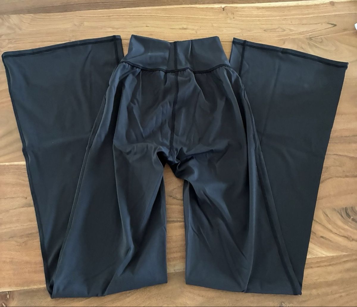 Gymshark Leggings: Gymshark Elevate Flared Leggings 2.0 S Neu – Nuovo e nell'imballaggio originale da Herisau venduto da dav_7zn2