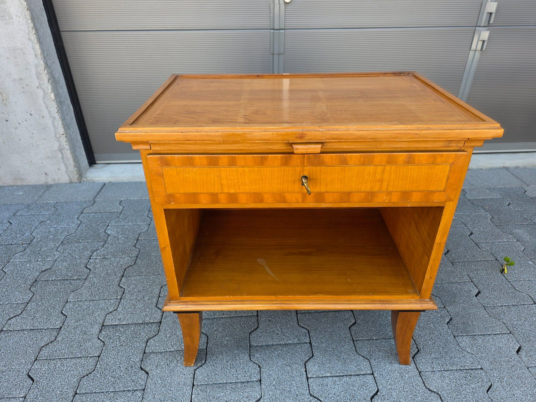 Nachttische: antike Holz Kommode Tischli Nachttisch mit Tablar – Gebraucht aus Walterswil BE von Lonitti