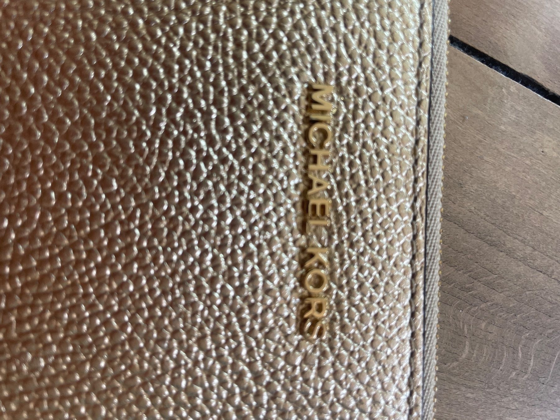 Michael Kors Taschen für Damen: Goldige Clutch von Michael Kors – Gebraucht aus Zürich von 28881084 1