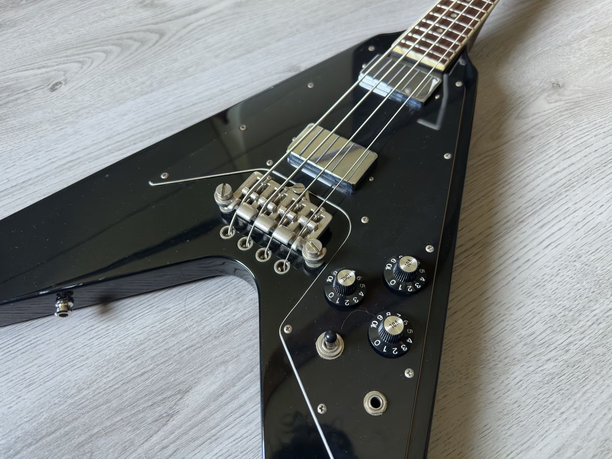 Strumenti musicali: Burny BVB Flying V Bass  – Usato da Recherswil venduto da Geruempel 1