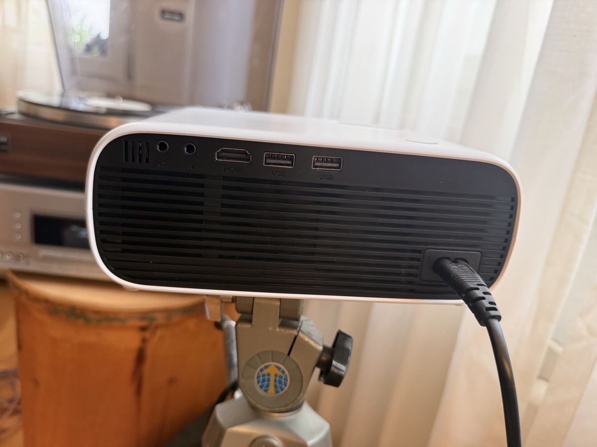 Videoprojektoren: Beamer 200 Lumen, Bluetooth – Gebraucht aus Bern von Ella3721 2