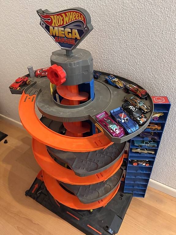 Hot Wheels Giocattoli: Hot Wheels City Bahn Mega Garage mit 20 Autos – Usato da Frick venduto da Coby4 1