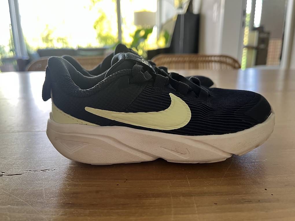 Nike Scarpe per ragazzi: TURNSCHUHE NIKE GRÖSSE 27 – Usato da Cham venduto da carmen1985 1