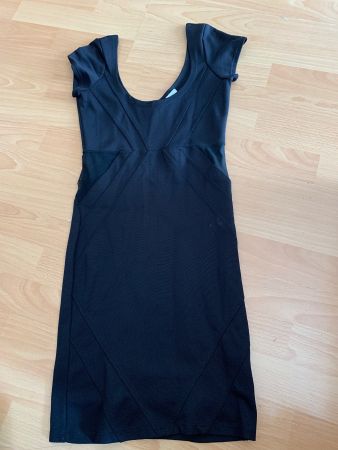 Jolie robe noire Bershka taille 34 ou xs