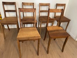 6 Gleiche Biedermeierstühle massiv Nussbaum frisch geölt.