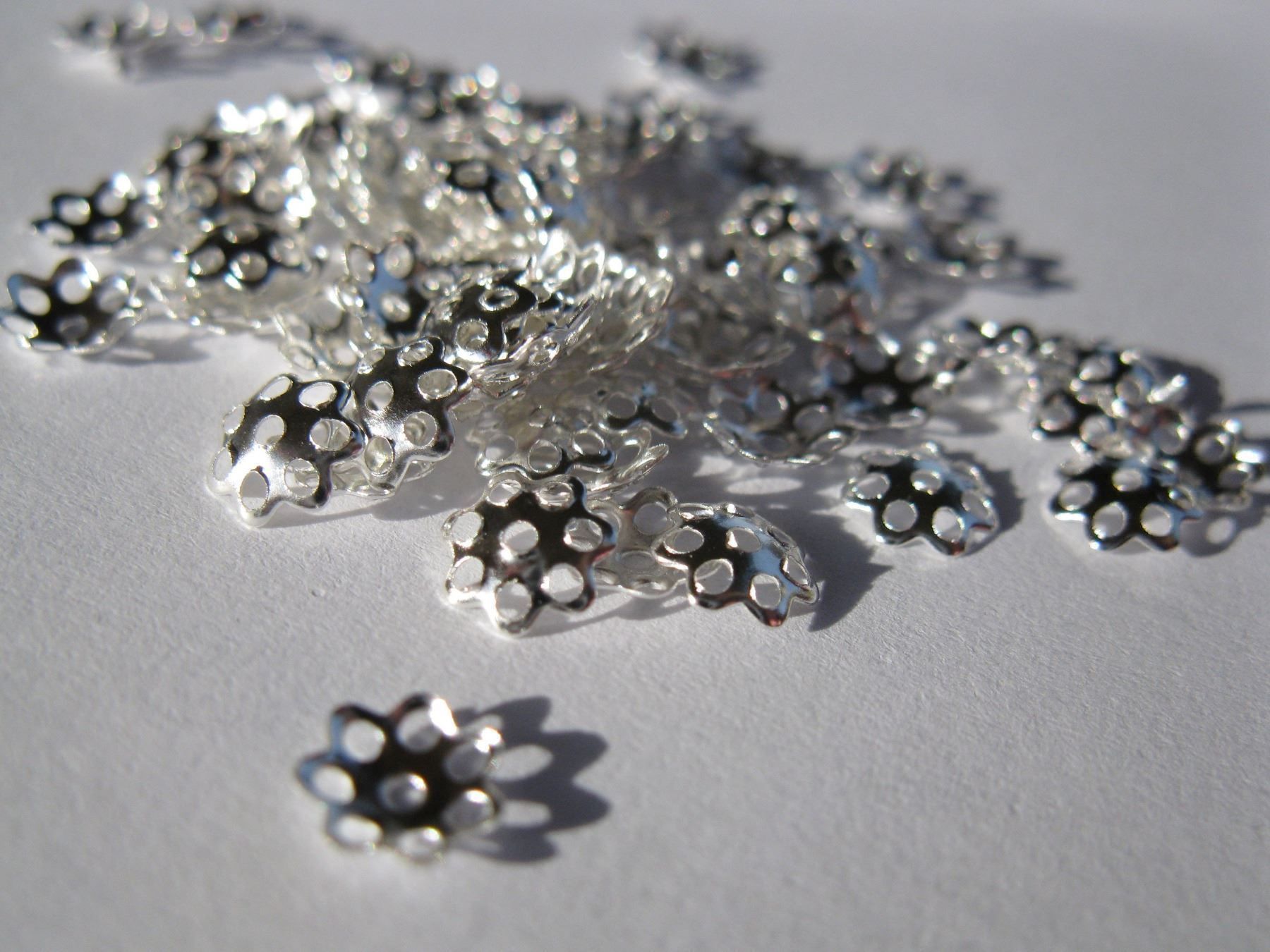 Perle (finte): 50 Perlenkappen versilbert, glatt, 8mm – Nuovo e nell'imballaggio originale da St. Margarethen TG venduto da LuanaKa
