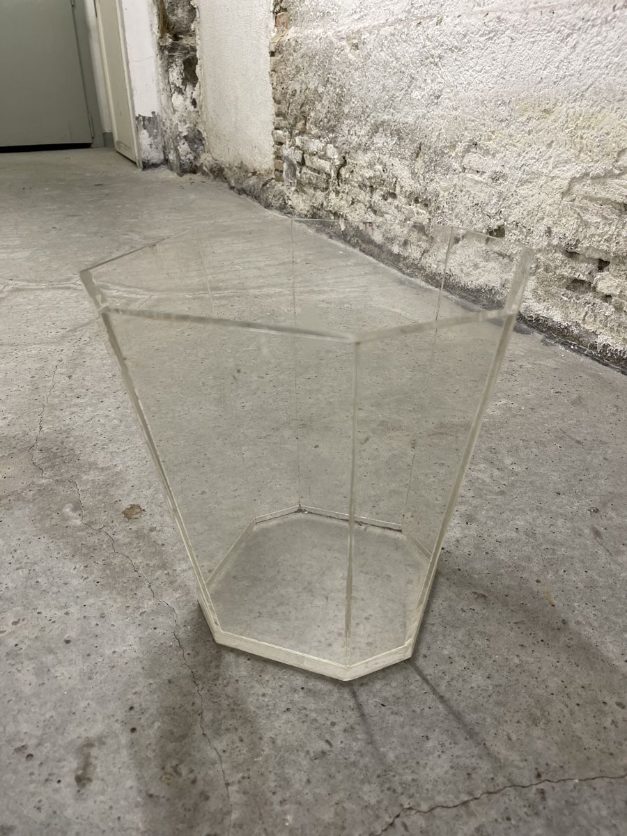 Vasen & Gefässe: Acryl Vase 8-eckig transparent Gebraucht – Gebraucht aus Genève von DEBARR.AS 1