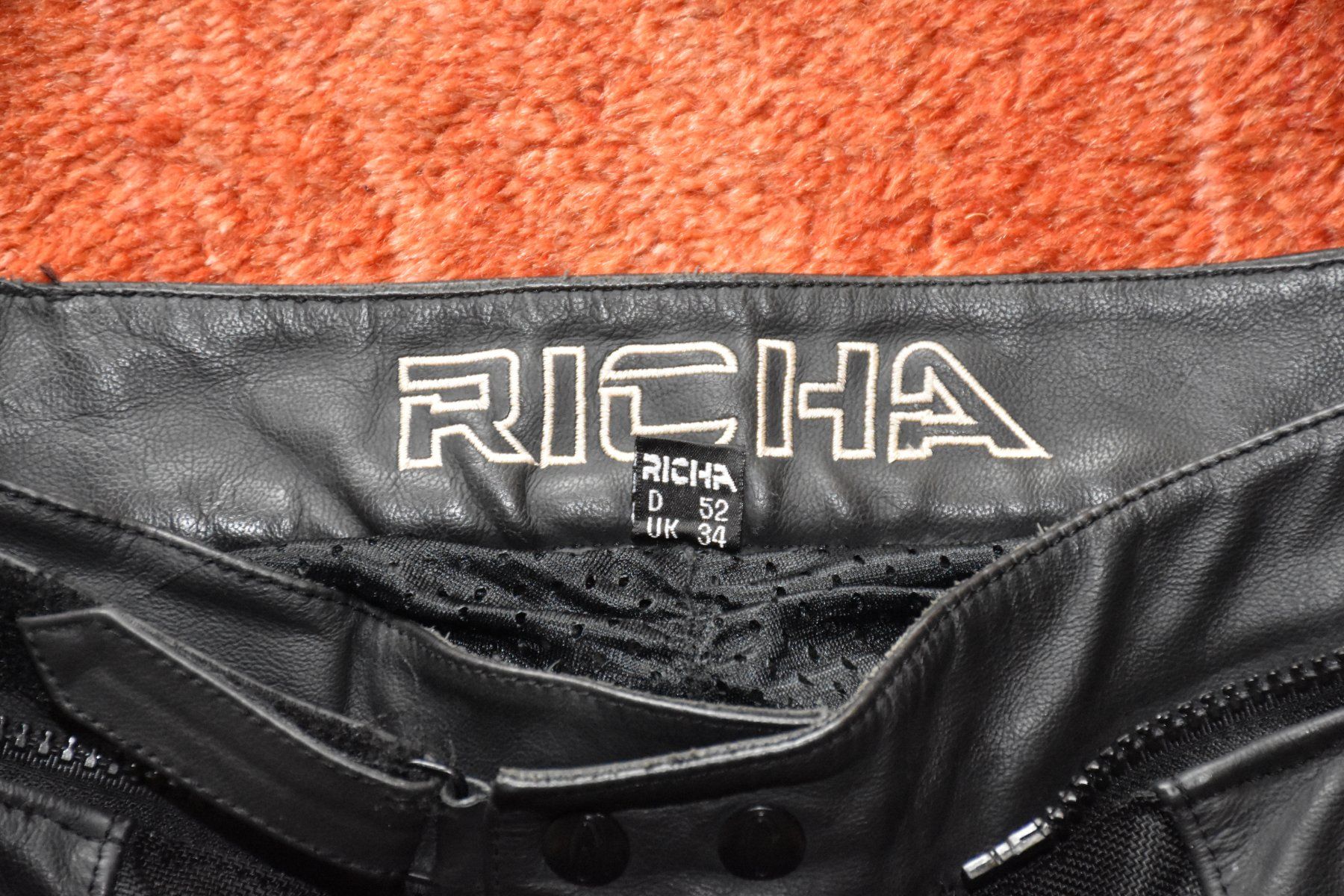 Pantaloni: MOTORRAD HOSE RICHA GRÖSSE 52 – Usato da Seuzach venduto da Ladina3 3