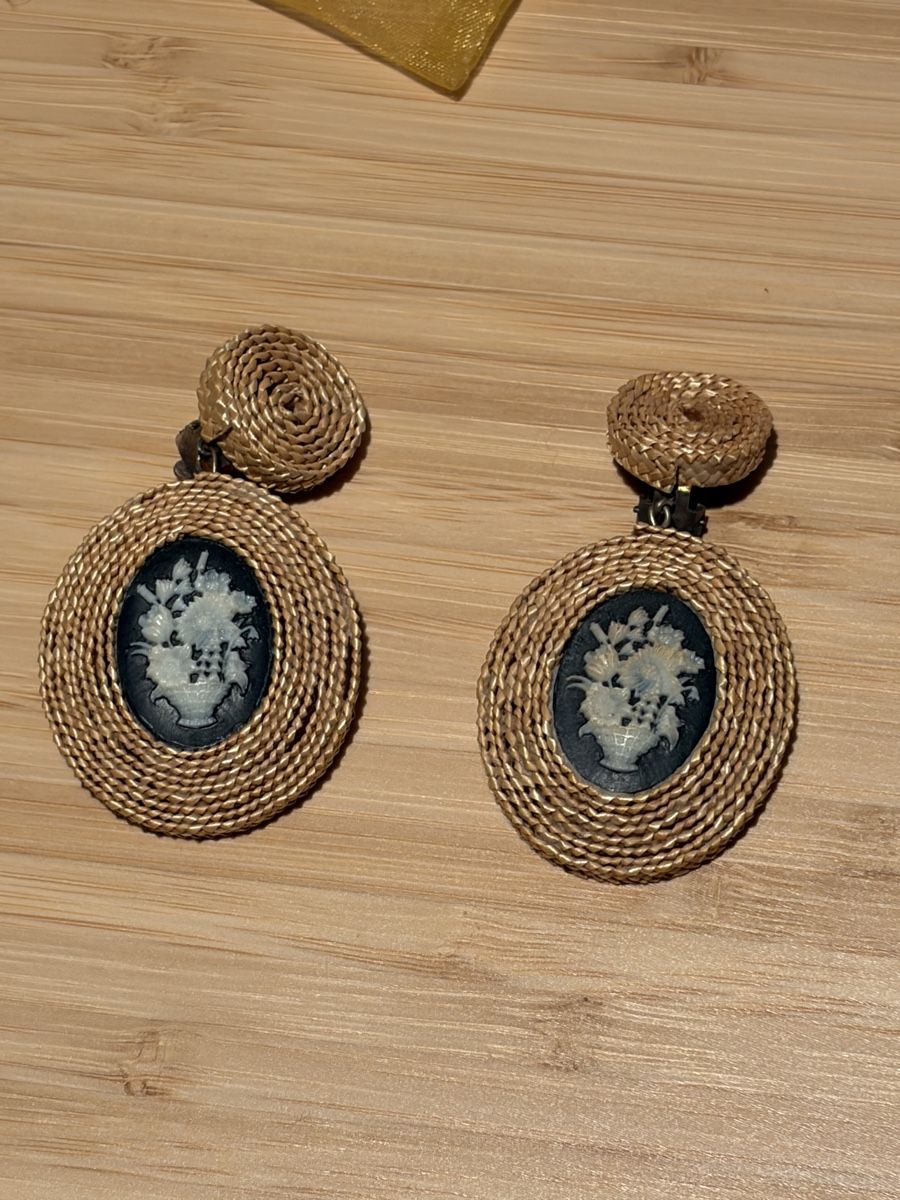 Orecchini pendenti & Orecchini a lobo: Earrings with cameo and pouch gold colored – Usato da Interlaken venduto da giorgiotraverso