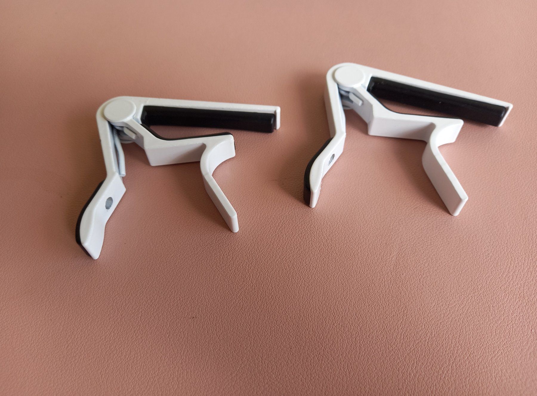 Cavi: 5x Kapodaster Gitarre  - Capodastres guitare blanc – Nuovo e nell'imballaggio originale da Bremblens venduto da LOVA-MUSICA-SHOP