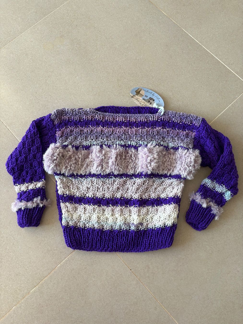 Pulls et sweat-shirts: Kinder Pullover handgestrickt lila Grösse 104 neu – Neuf avec emballage d'origine à Basel par Tierschutz-Flohmi