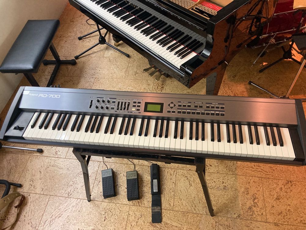 Stage piano Roland RD700, mit Flightcase und Ständer Kaufen auf Ricardo