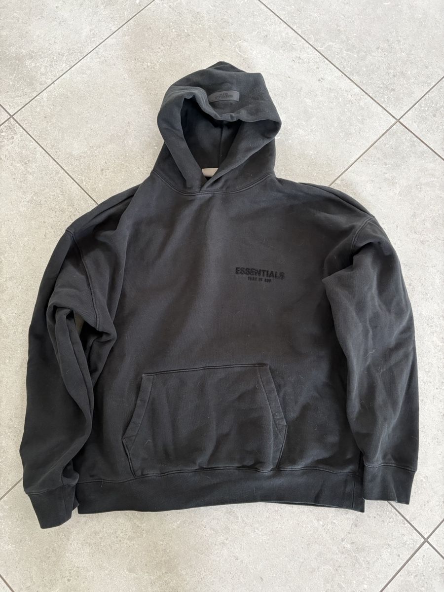 Pullover & Sweatshirts: Kapuzenpullover Essentials schwarz Grösse L – Gebraucht aus Ballwil von Soia