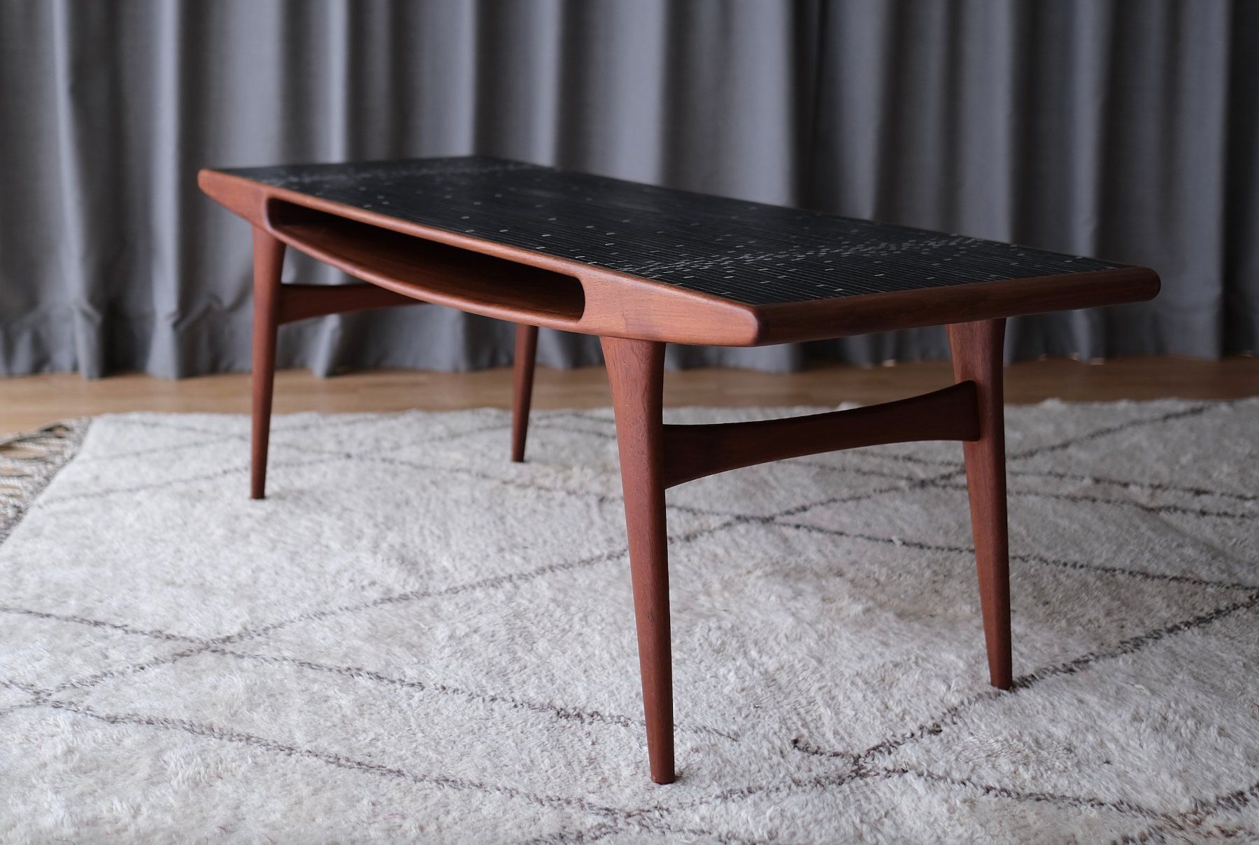 Tavoli: Large teak "smile" coffee table, Denmark 1960,s – Usato da Bern venduto da Zmodern_VIN 3