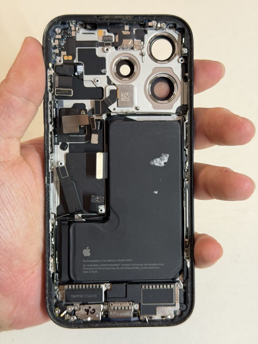 Apple Handys / Smartphones: Komplett iPhone 15 Pro Gehäuse Pulled  – Gebraucht aus Chur von beverlyone 4