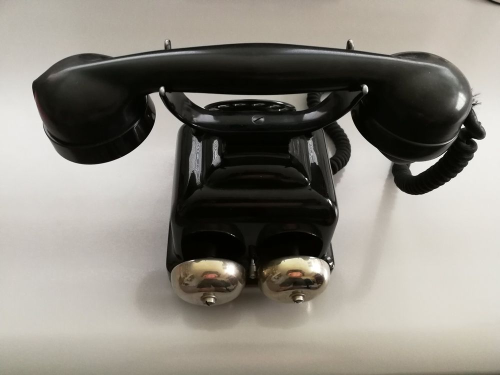 Antikes Telefon Mit Wählscheibe Auf M Tisch Verbin Produktbild-Vorschau 12