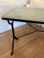 Antiker Tisch mit Glasplatte