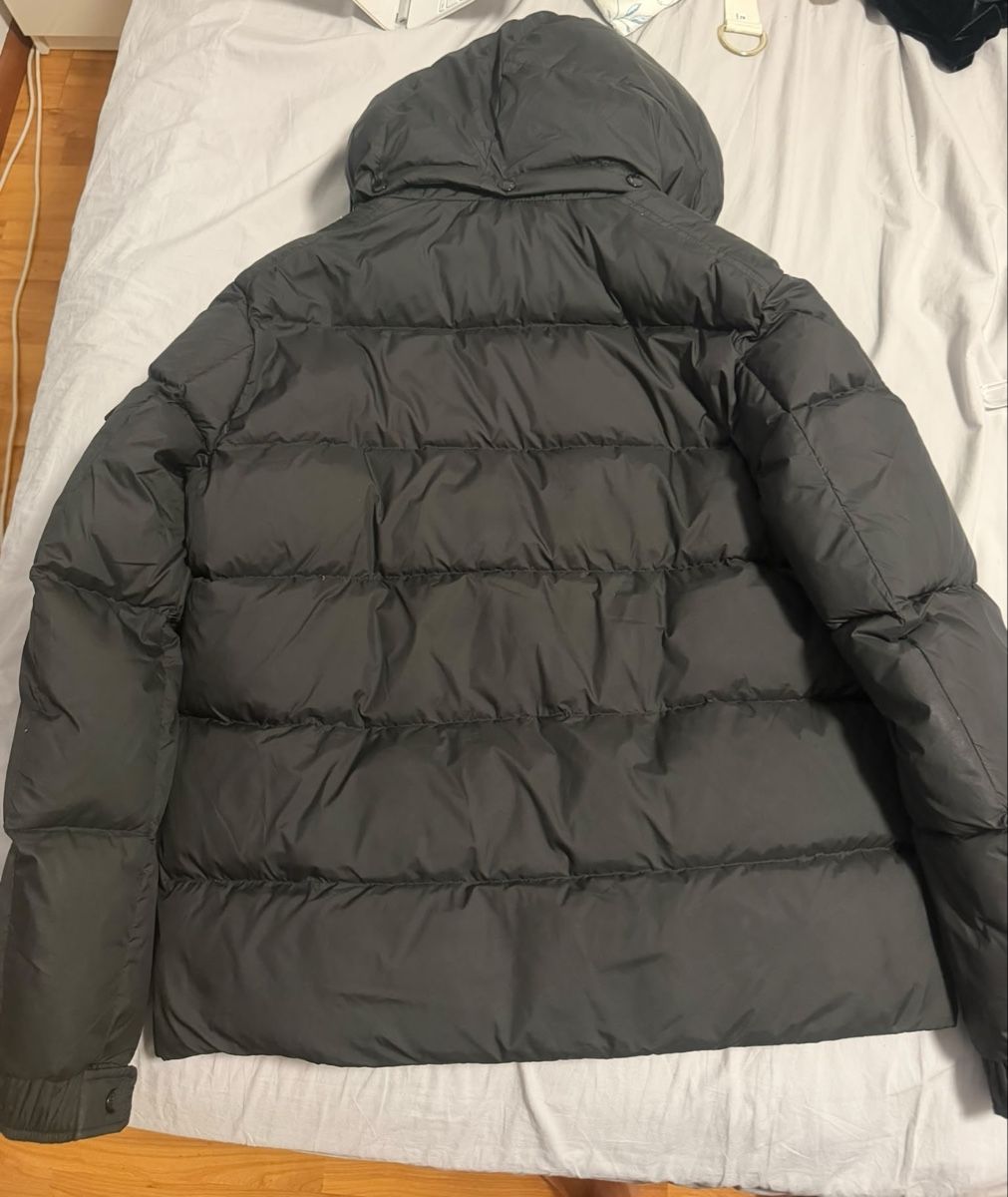 Moncler Giacche: Piumino Moncler nero con cappuccio – Nuovo (secondo la descrizione) da Balerna venduto da lillisfashion 1