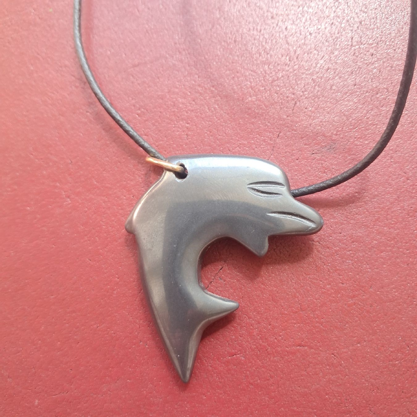Pendentifs: Kette mit Delfin Anhänger dunkel grau  – D'occasion à Dietikon par una_y6wy 2