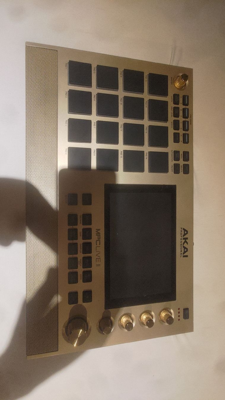 Akai Strumenti musicali: AKAI PROFESSIONAL MPC LIVE II – Nuovo (secondo la descrizione) da Nussbaumen AG venduto da 3D_Printing