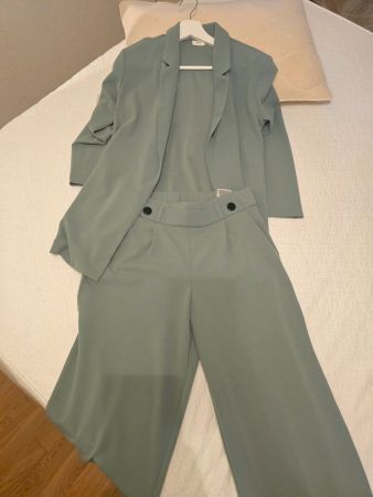 Trendiger Anzug in Mintgrün Hose L32 und Blazer S