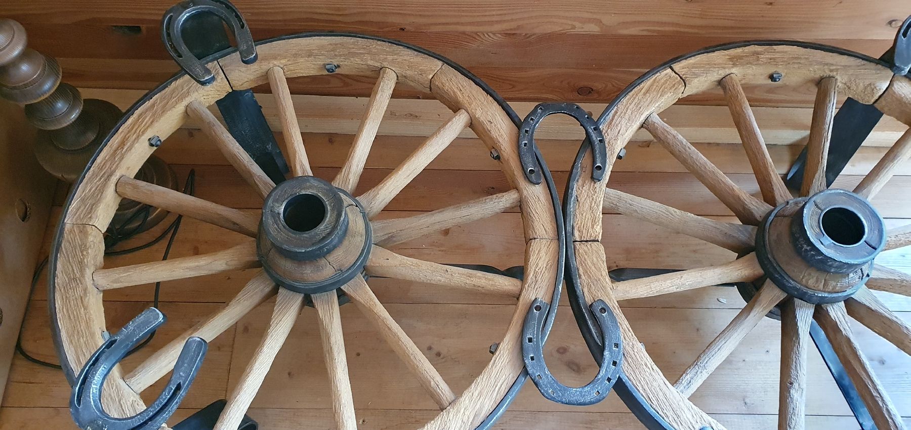 Tavoli: Saloontisch aus Wagenräder – Usato da Münsingen venduto da wd65 6