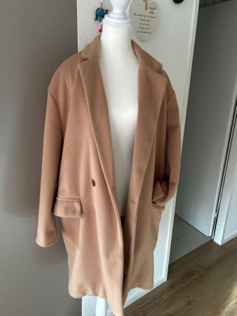 Moderner Mantel in camel von myona
