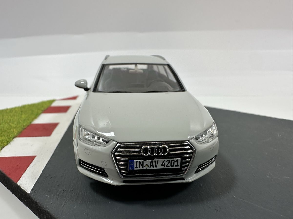 Spark Modellautos: Audi A4 Avant 1:43, SPARK – Gebraucht aus Zofingen von rf9_x2xt 8