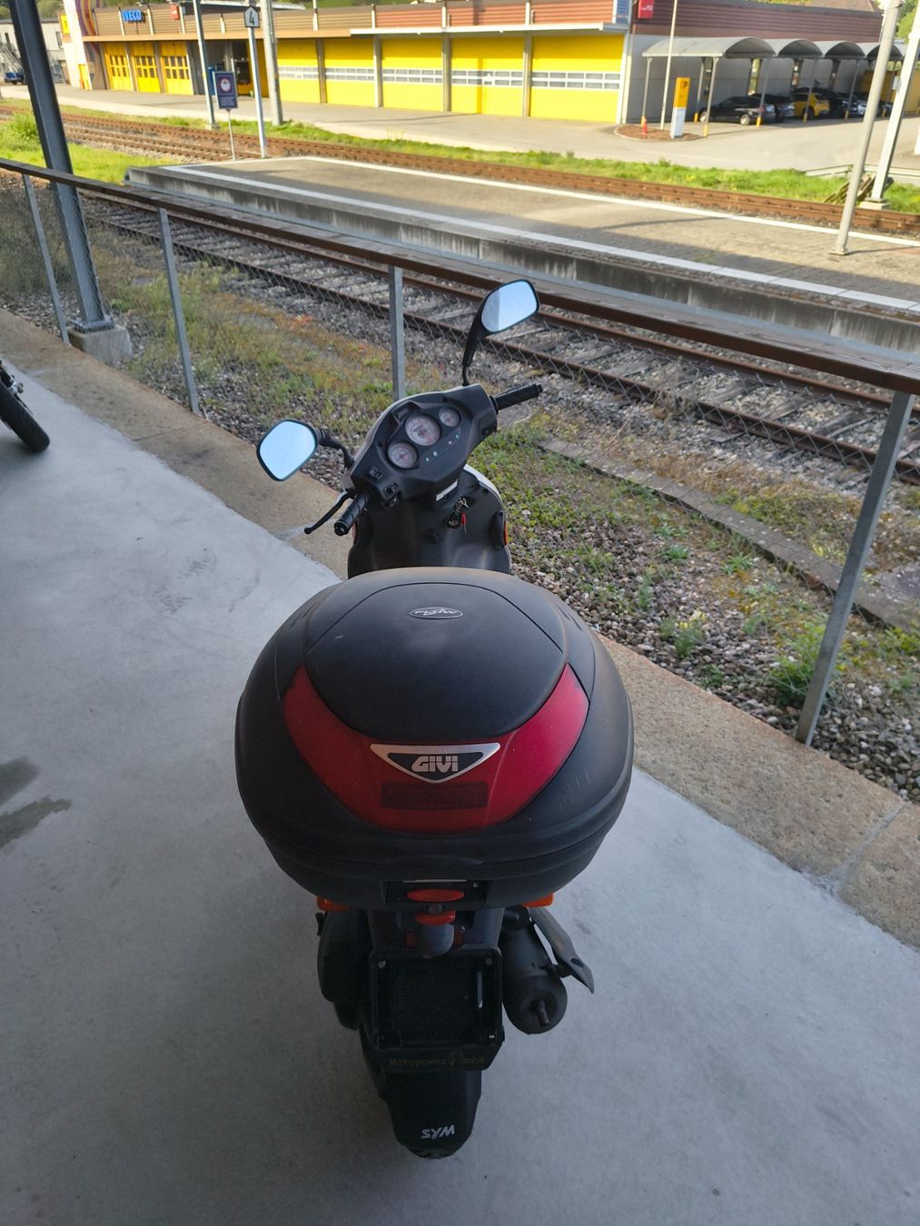 Sym Scooter: Motorroller SYM Jet X 50 silber schwarz mit Topcase – Difettoso da Laufen venduto da Dreier_Motos_AG 6