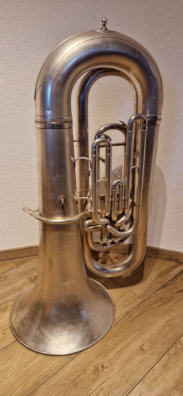 Besson Musikinstrumente: B-Tuba Besson mit Koffer – Gebraucht aus Buus von  3