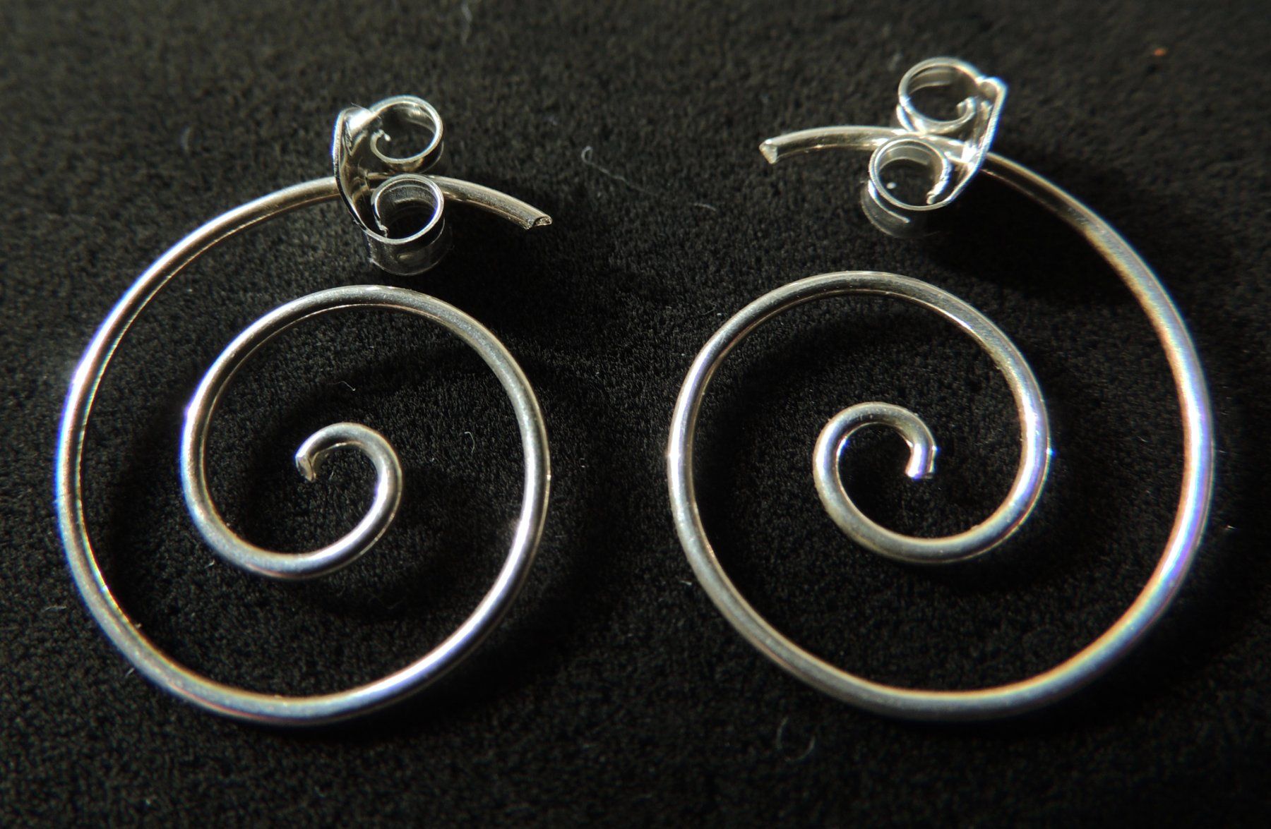 Orecchini pendenti & Orecchini a lobo: Silber 925 Spiral Ohrringe 18 mm – Nuovo e nell'imballaggio originale da Waldenburg venduto da schaller707 1