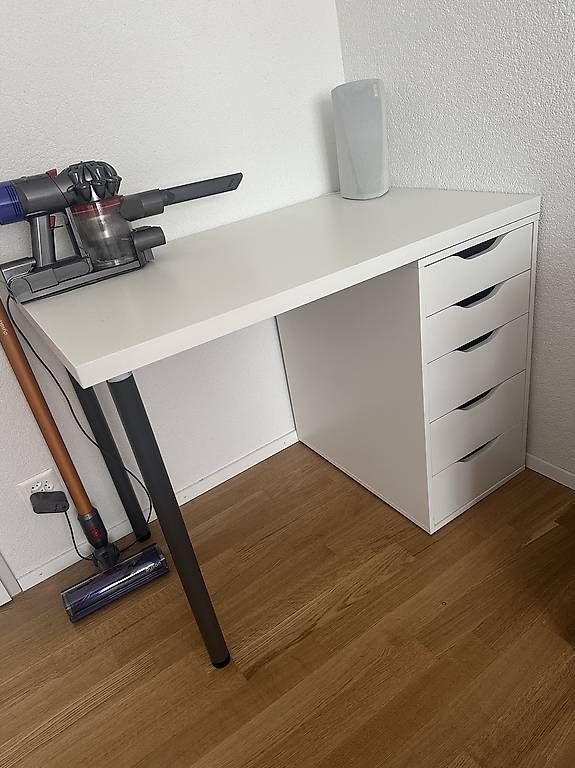 Bureaux: Schreibtisch mit Schubladen – D'occasion à Seuzach par Martina.1