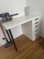 Schreibtisch mit Schubladen