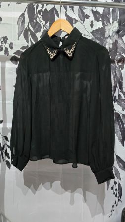 MNG (Mango) Chiffon-Bluse - XS - mit Schmuckkragen
