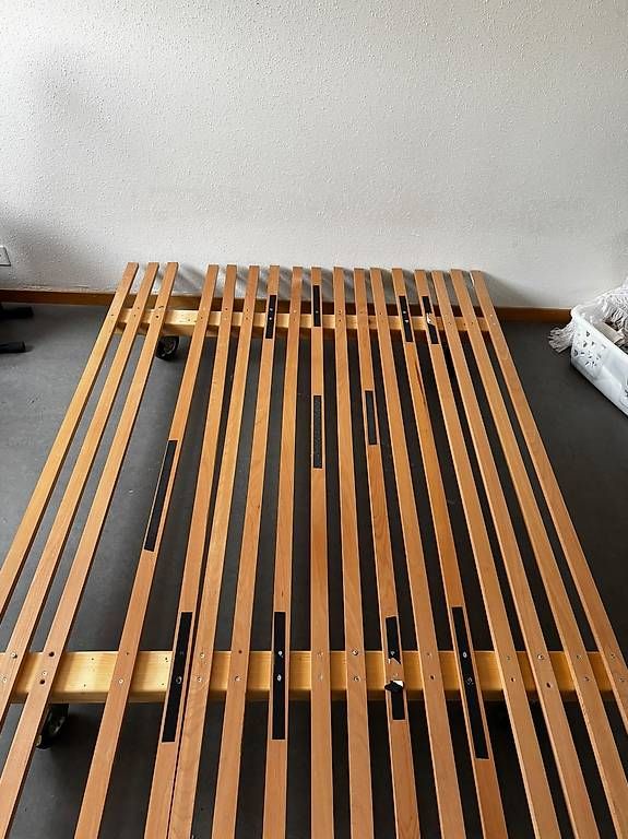Betten: 120m Holzbett mit Rädern – Gebraucht aus Zürich von maylis.jakob 2