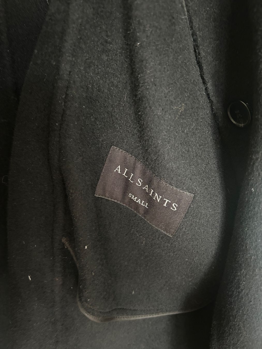 Allsaints Manteaux: Klassischer schwarzer Wollmantel von Allsaints, Grösse S – Neuf (Voir description) à Thun par lie.sa 2