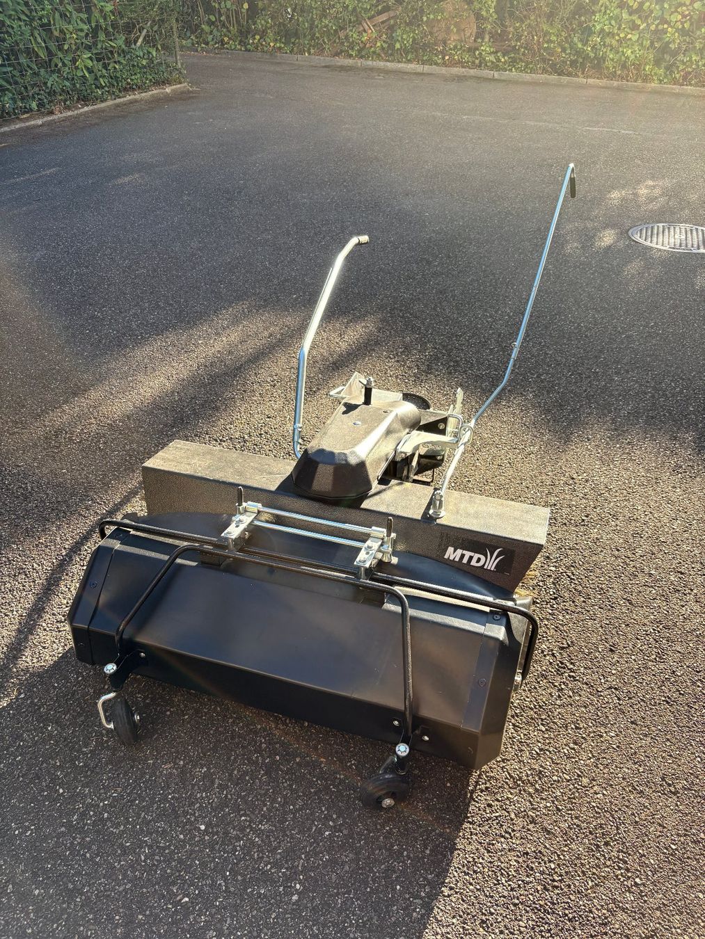 Traktoren: MTD FK 105 Frontkehrmaschine – Gebraucht aus Dornach von Hofleur