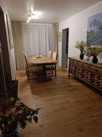 Guter Holztisch mit 6 Stühle