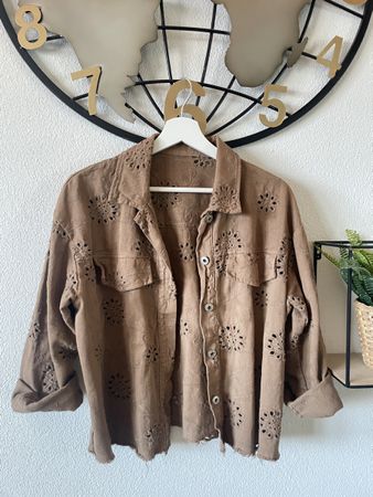 Damen Jeansjacke mit Blumenstickerei Grösse M 