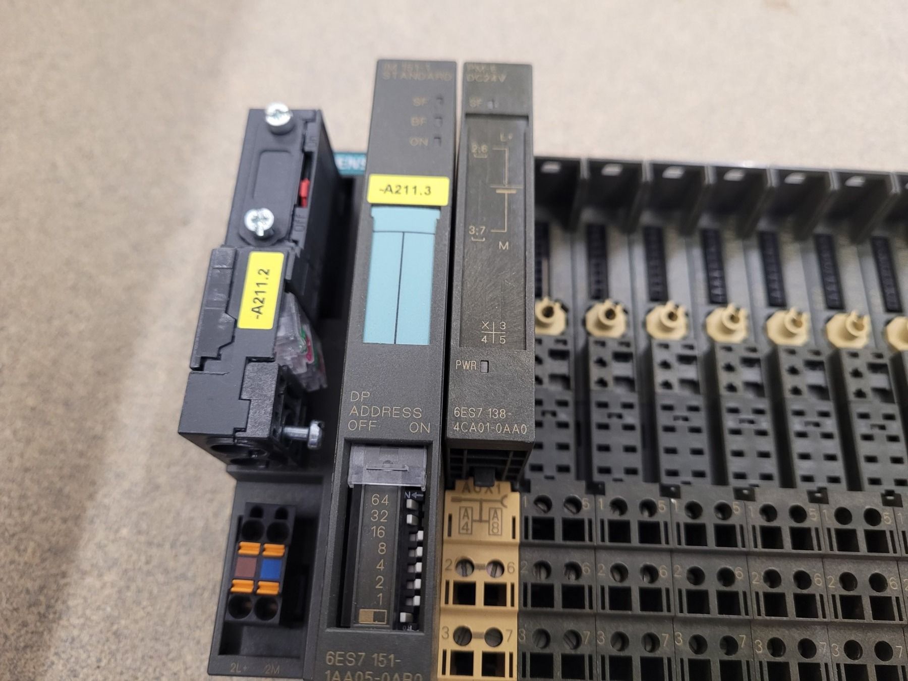 Siemens Componenti elettronici: Siemens SPS IM151 / PM-E DC24V / E02 6ES7 193-4CB20-0AA0 – Usato da Vitznau venduto da Night-Fire 1