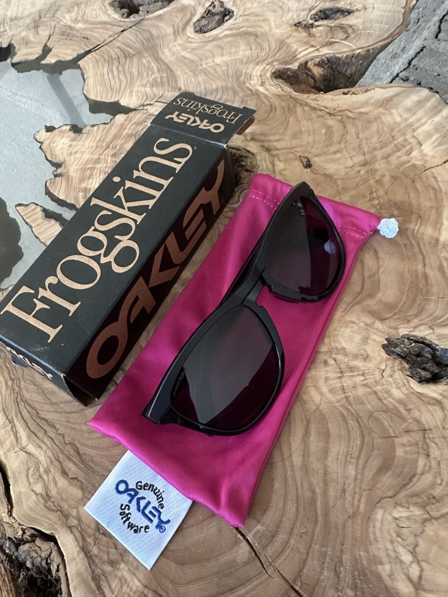 Occhiali & Lenti: Occhiali da sole Oakley Frogskins Neri – Nuovo e nell'imballaggio originale da Stettlen venduto da dju_gyr8