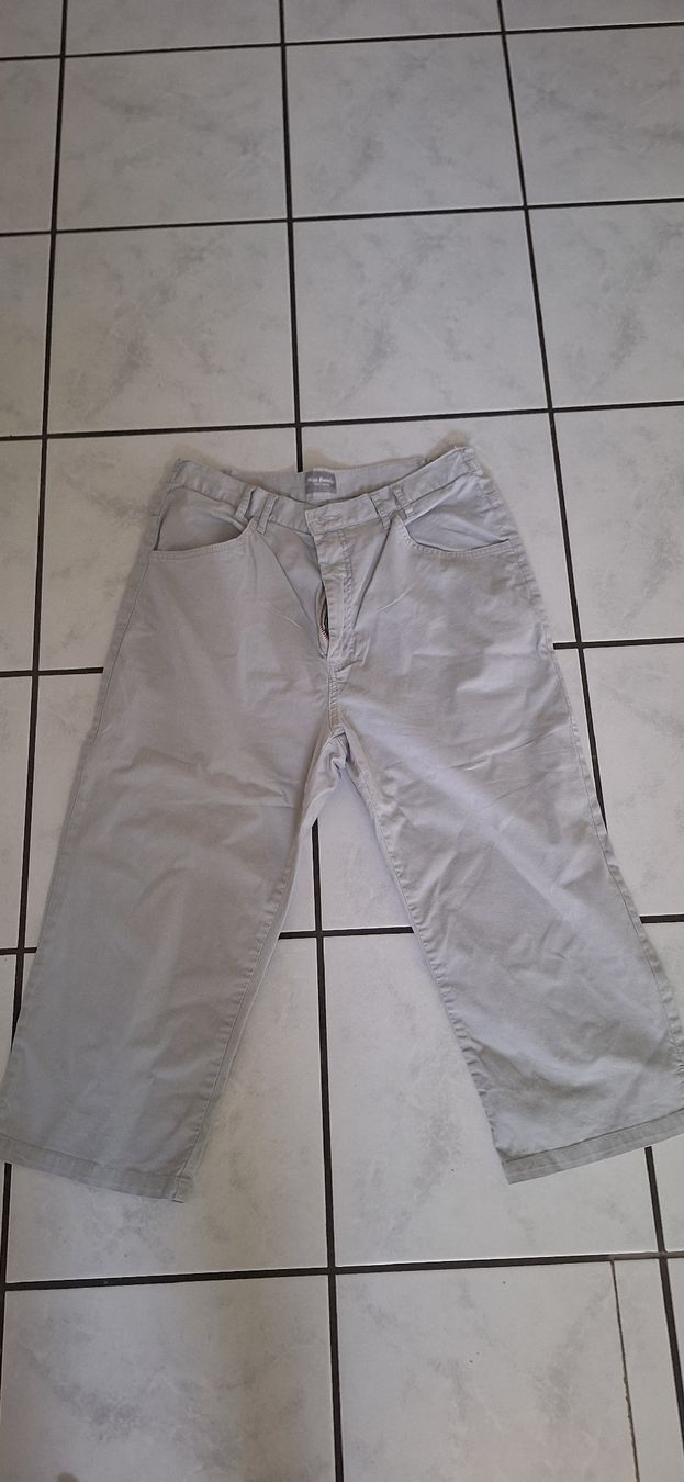 Hosen: Damenhose 7/8 Länge Gr. 42 hellgrau – Gebraucht aus Schwyz von cla_8w6t