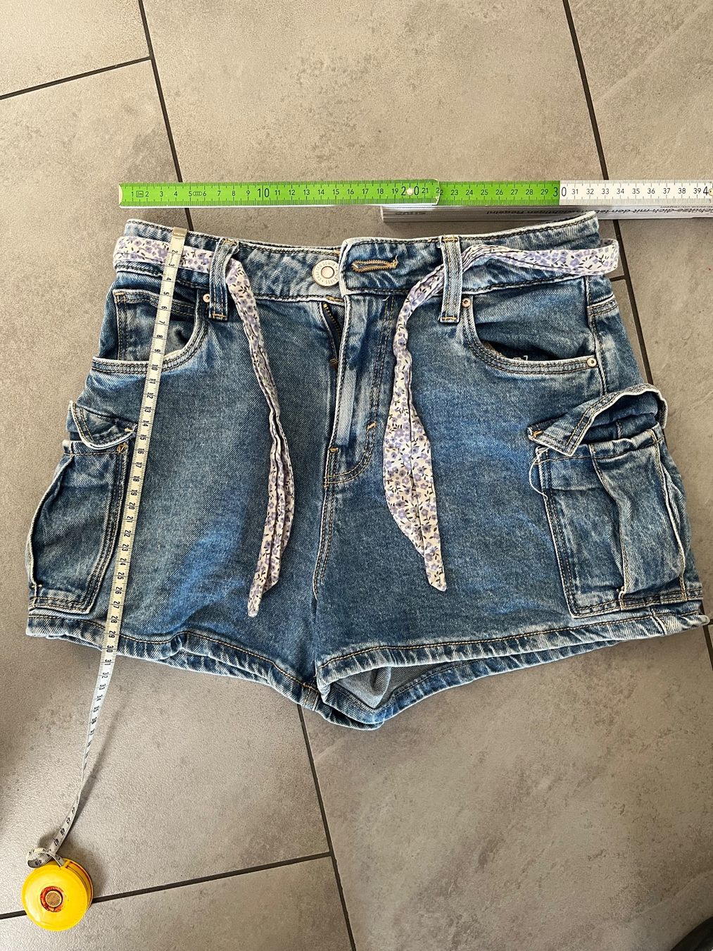 C&A Pantaloni: Sommer Jeans Gr. 158 mit Gürtel – Usato da Bottenwil venduto da tob_f5yd