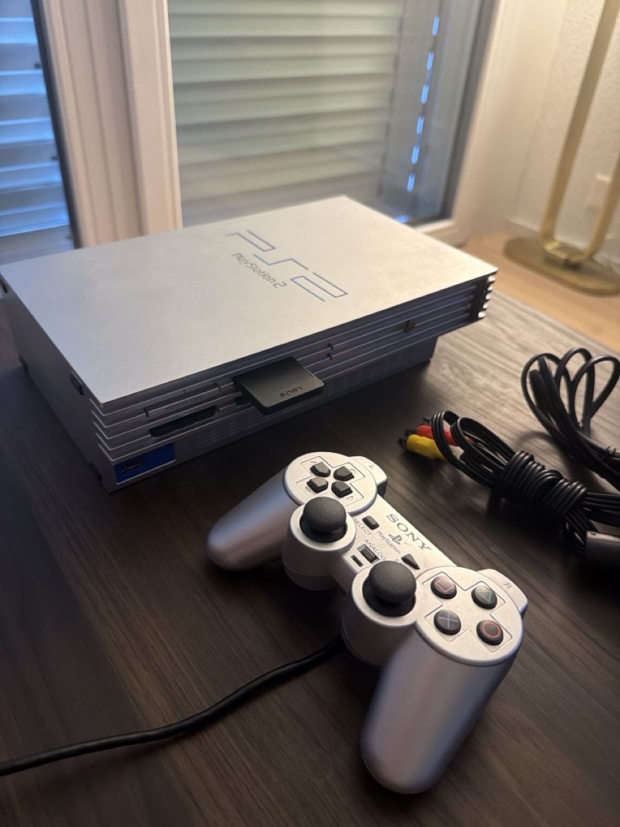 Sony Console: Playstation 2 SCPH-50004 silver console with controller – Usato da Zug venduto da fre_w72x 1
