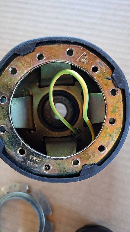 Alle Autoersatzteile: Lenkradnabe BMW E30 – Gebraucht aus Seftigen von 9-10-100-77 3