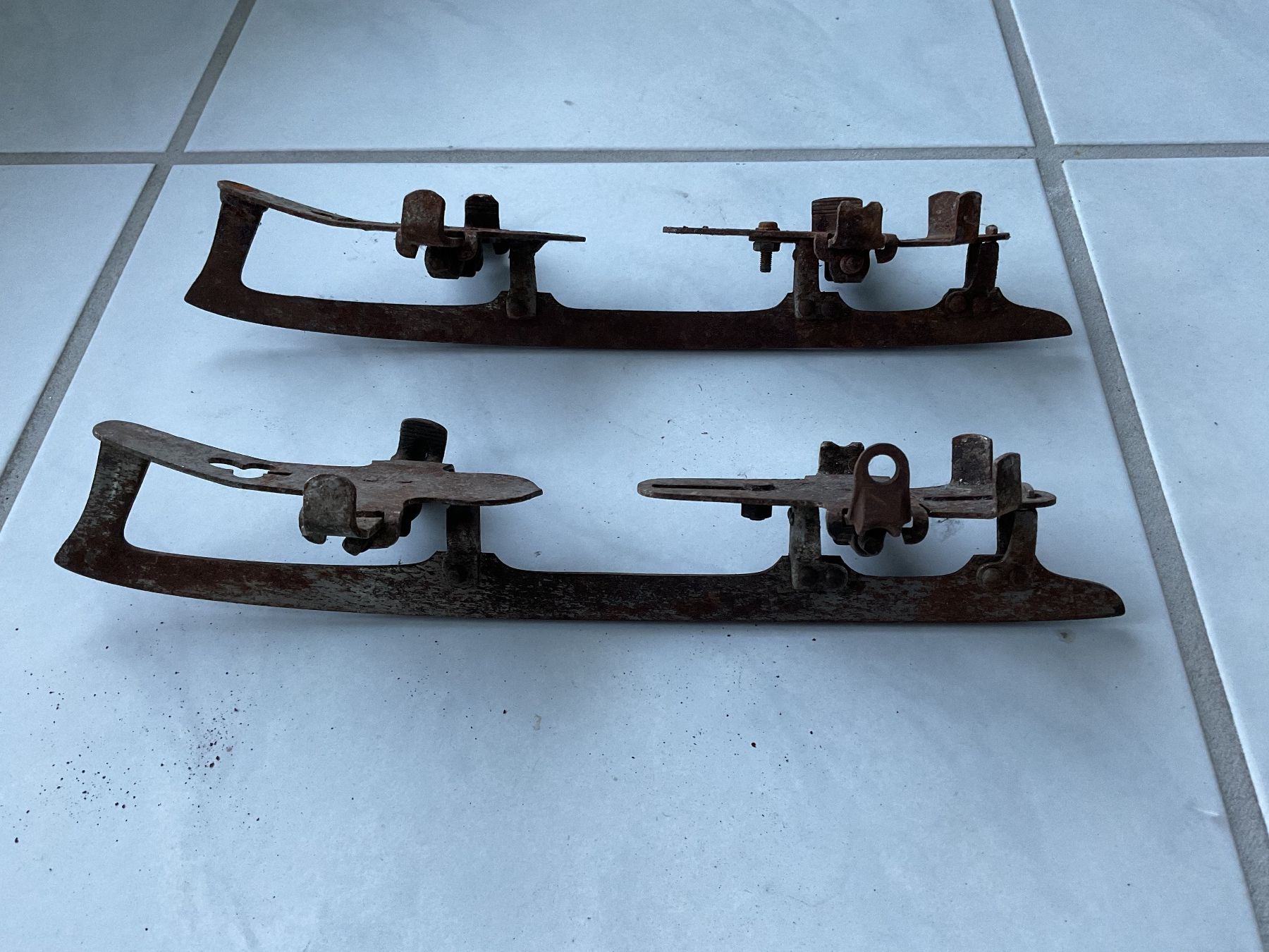 Pattini da ghiaccio: Antike Schlittschuhe – Usato da Adliswil venduto da bei_2b57 3