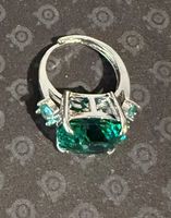 Elegante Ring mit grossem, smaragdgrünem Zirkonia Stein