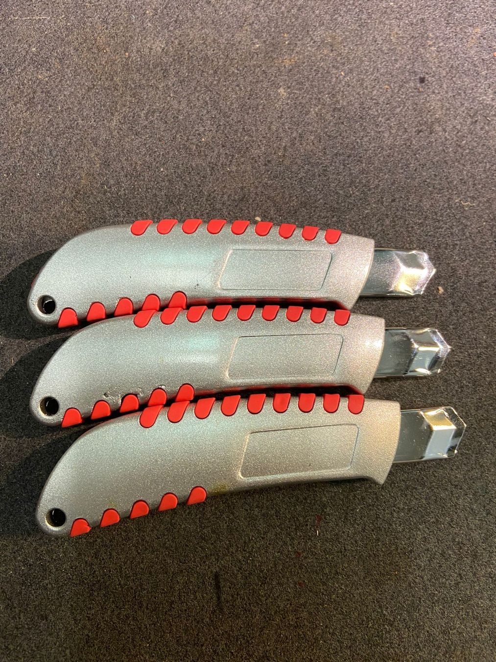 Coltelli: Cutter Messer 3 Stk. Aluminium 18mm. Rot – Nuovo (secondo la descrizione) da Heerbrugg venduto da ProBau-Liq 1
