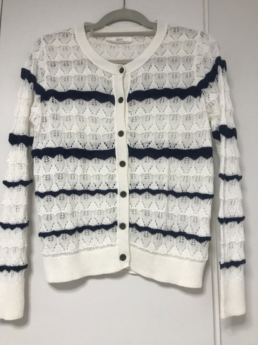 H&M Pullover & Sweatshirts: Weisser Strickpullover mit blauem Muster Gr. 38 – Gebraucht aus Dübendorf von nela123