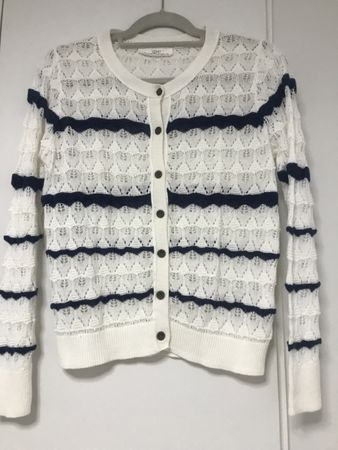 Weisser Strickpullover mit blauem Muster Gr. 38
